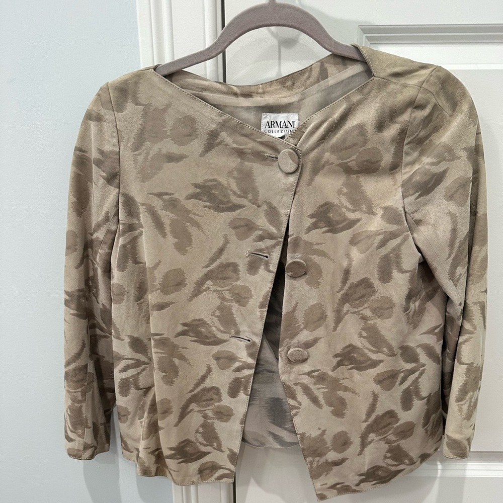 Women’s Armani Collezioni Size Small Tan Floral Print 3 Button Down Blazer.